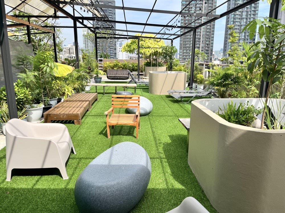 曼谷飯店推薦｜卡拉羅姆飯店KaRaARom Hotel文青設計質感平價飯店(近BTS通羅站)，附頂樓泳池.健身房.撞球檯.洗衣機！