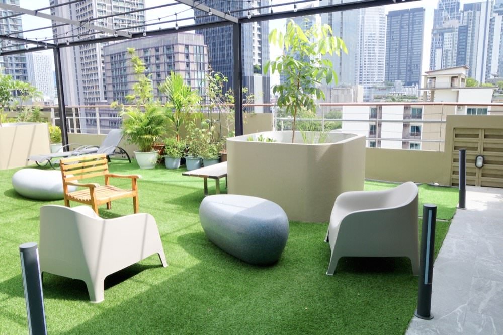 曼谷飯店推薦｜卡拉羅姆飯店KaRaARom Hotel文青設計質感平價飯店(近BTS通羅站)，附頂樓泳池.健身房.撞球檯.洗衣機！