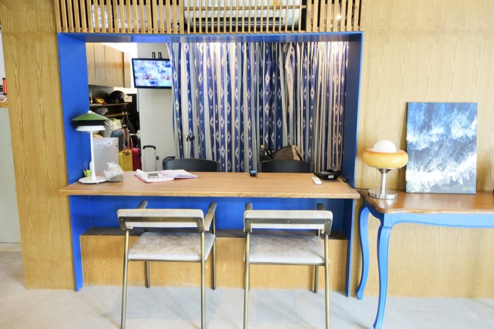 曼谷飯店推薦｜卡拉羅姆飯店KaRaARom Hotel文青設計質感平價飯店(近BTS通羅站)，附頂樓泳池.健身房.撞球檯.洗衣機！