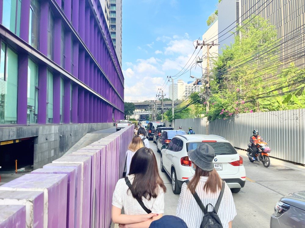 曼谷飯店推薦｜卡拉羅姆飯店KaRaARom Hotel文青設計質感平價飯店(近BTS通羅站)，附頂樓泳池.健身房.撞球檯.洗衣機！