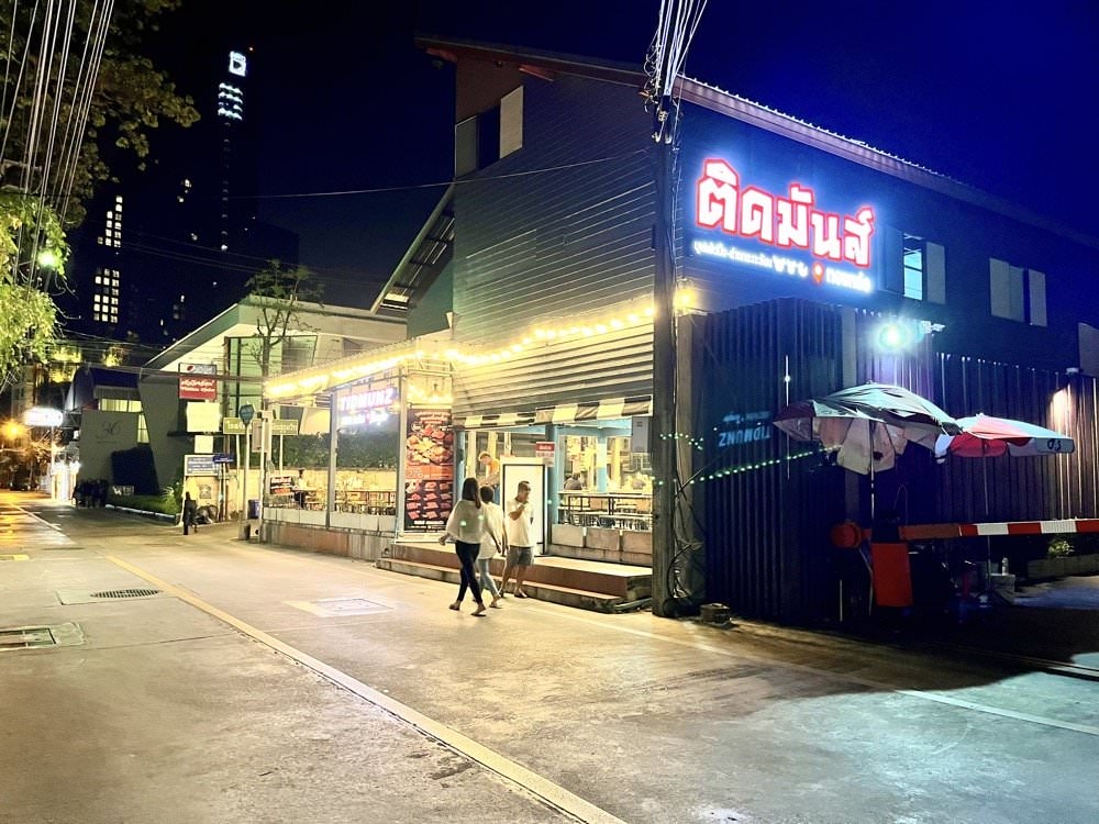 曼谷飯店推薦｜卡拉羅姆飯店KaRaARom Hotel文青設計質感平價飯店(近BTS通羅站)，附頂樓泳池.健身房.撞球檯.洗衣機！