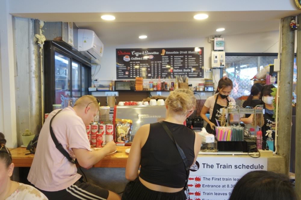 【曼谷水上市場推薦】美功鐵道市場、安帕瓦水上市場一日遊!曼谷近郊一日遊景點包車旅行 - 第8張圖 【曼谷水上市場推薦】美功鐵道市場、安帕瓦水上市場一日遊!曼谷近郊一日遊景點包車旅行