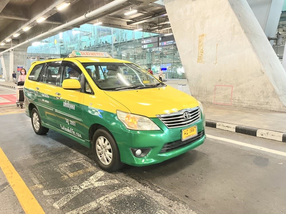 【曼谷機場交通】BKK素萬那普機場到曼谷市區交通｜機場快線轉BTS/MRT、排班計程車搭乘方式