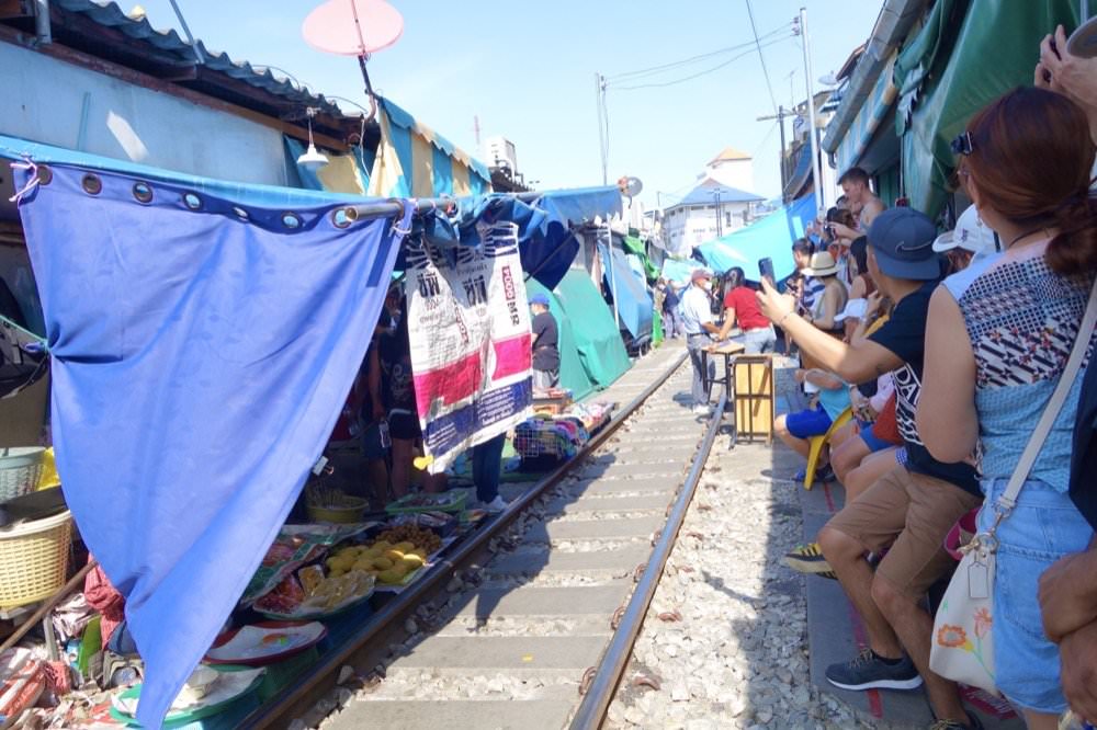 【曼谷水上市場推薦】美功鐵道市場、安帕瓦水上市場一日遊!曼谷近郊一日遊景點包車旅行 - 第11張圖 【曼谷水上市場推薦】美功鐵道市場、安帕瓦水上市場一日遊!曼谷近郊一日遊景點包車旅行