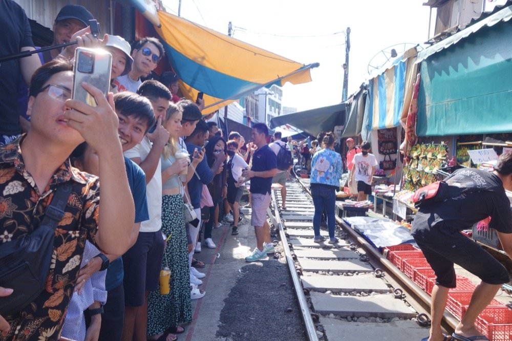 12 曼谷行程推薦｜美功鐵道市場、安帕哇水上市場一日遊！曼谷近郊一日遊景點
