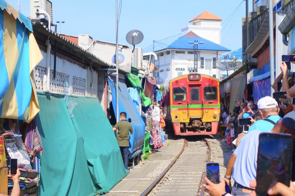 【曼谷水上市場推薦】美功鐵道市場、安帕瓦水上市場一日遊!曼谷近郊一日遊景點包車旅行 - 第13張圖 【曼谷水上市場推薦】美功鐵道市場、安帕瓦水上市場一日遊!曼谷近郊一日遊景點包車旅行