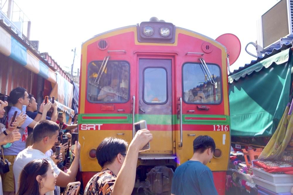 14 曼谷行程推薦｜美功鐵道市場、安帕哇水上市場一日遊！曼谷近郊一日遊景點