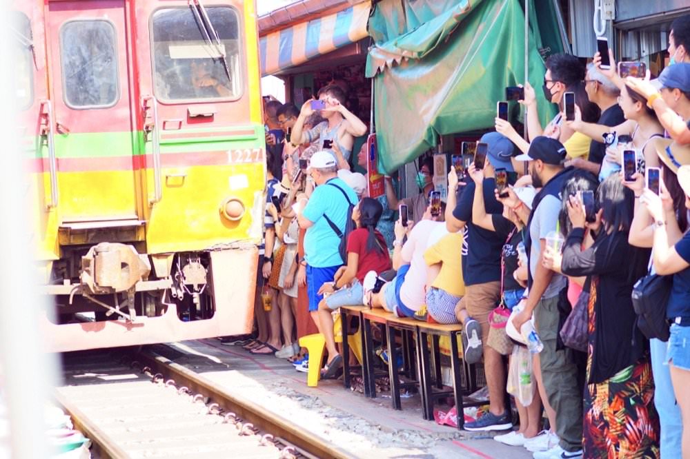 15 曼谷行程推薦｜美功鐵道市場、安帕哇水上市場一日遊！曼谷近郊一日遊景點