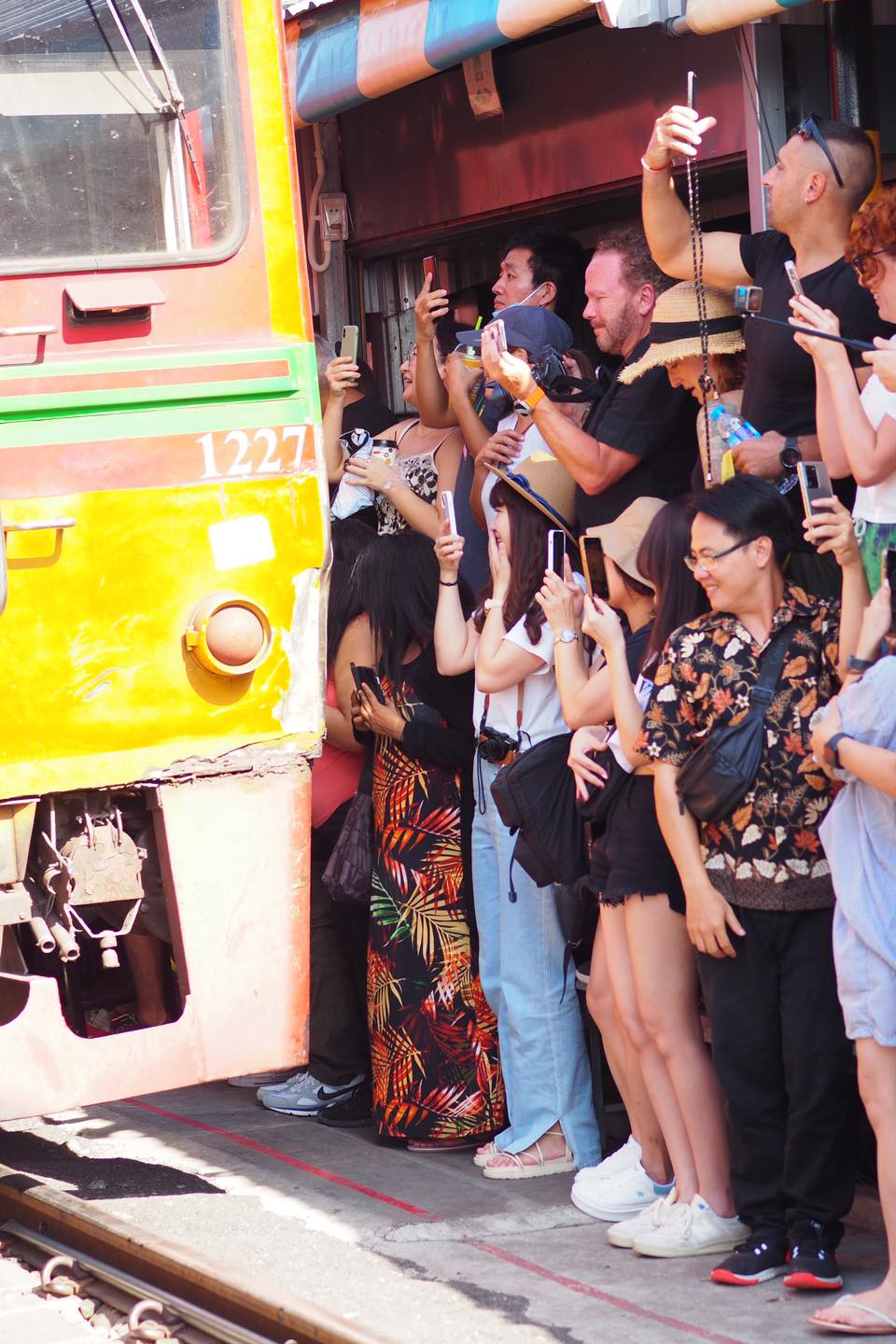 【曼谷水上市場推薦】美功鐵道市場、安帕瓦水上市場一日遊!曼谷近郊一日遊景點包車旅行 - 第19張圖 【曼谷水上市場推薦】美功鐵道市場、安帕瓦水上市場一日遊!曼谷近郊一日遊景點包車旅行