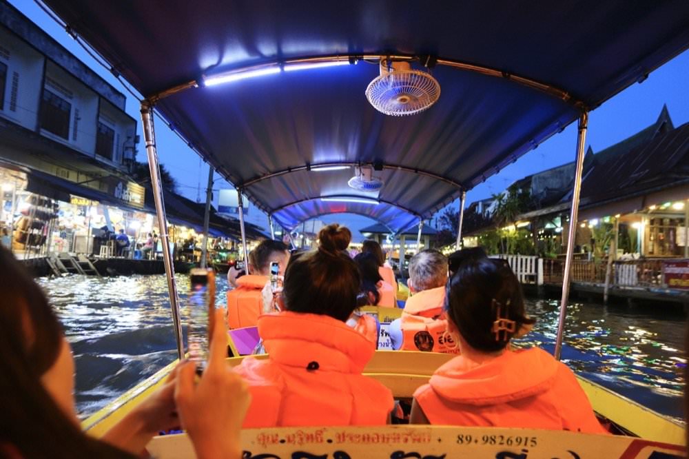 25 曼谷近郊景點｜安帕瓦水上市場 Amphawa Floating Market 週末市集，搭船到紅樹林看螢火蟲