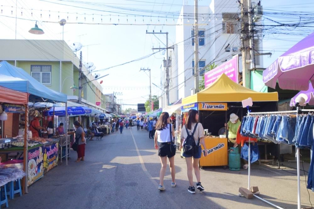 26 曼谷行程推薦｜美功鐵道市場、安帕哇水上市場一日遊！曼谷近郊一日遊景點