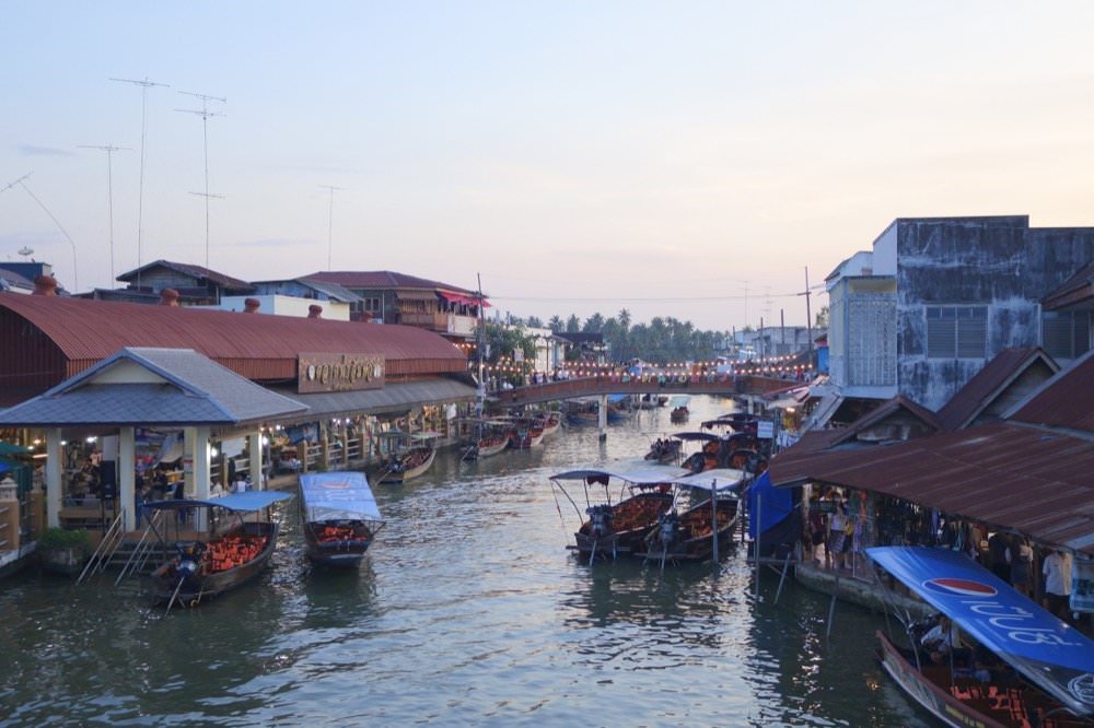 45 曼谷行程推薦｜美功鐵道市場、安帕哇水上市場一日遊！曼谷近郊一日遊景點
