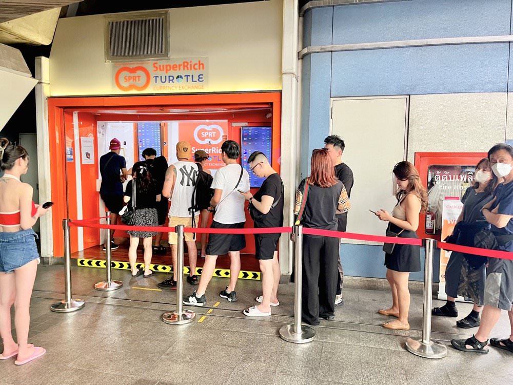 BTS Asoke 換錢所 | 橘色SuperRich Currency換泰銖匯率比機場好