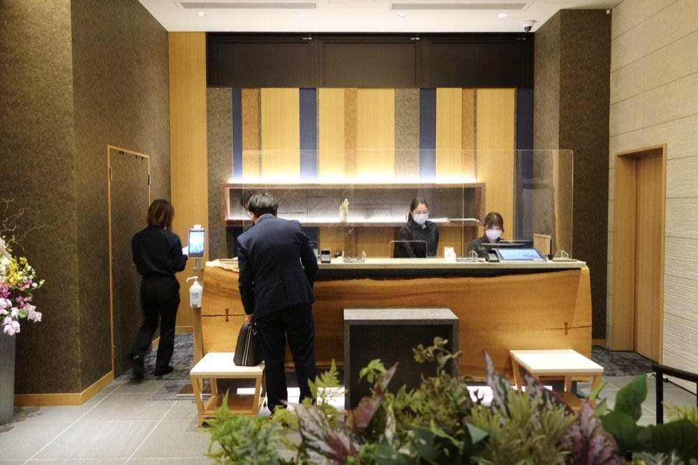 大阪飯店推薦｜心齋橋HOTEL HILLARYS Shinsaibashi 免費點心咖啡、頂樓泡湯浴場！市區大阪飯店推薦