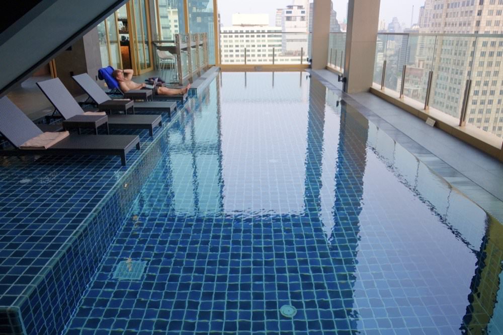 曼谷飯店推薦【曼谷索拉利亞西鐵飯店Solaria Nishitetsu Hotel Bangkok】BTS Asoke空橋連通，泳池.高空酒吧.免治馬桶，地點方便超推薦！