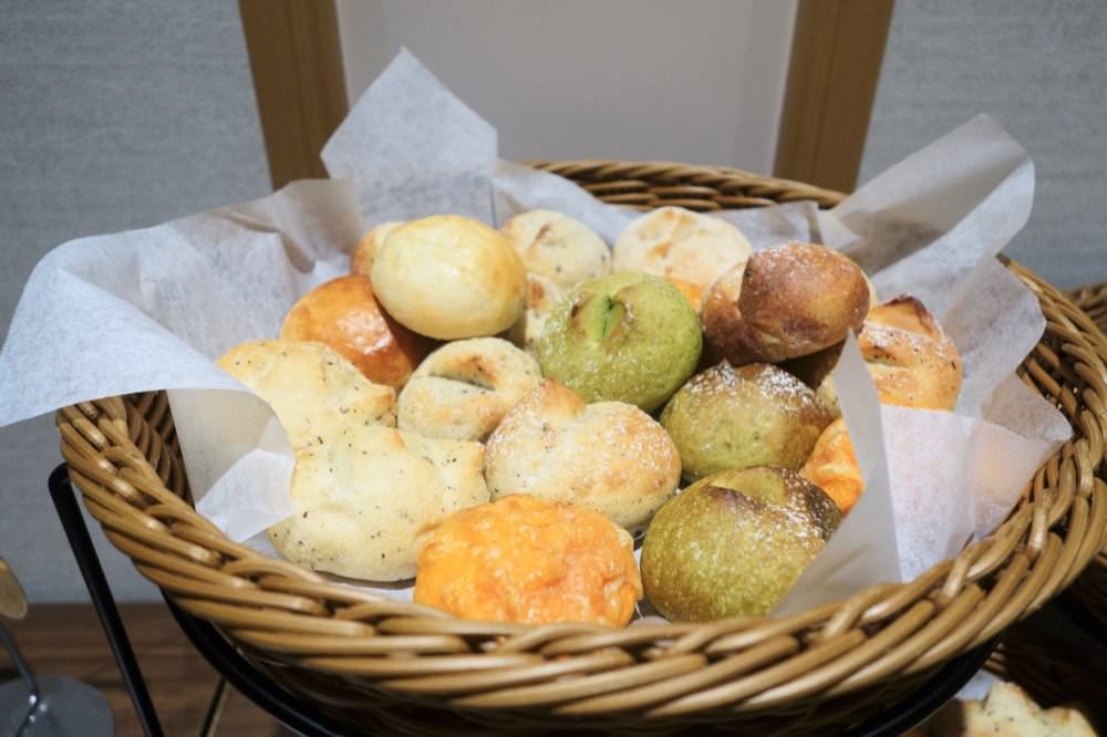 大阪飯店推薦｜心齋橋HOTEL HILLARYS Shinsaibashi 免費點心咖啡、頂樓泡湯浴場！市區大阪飯店推薦