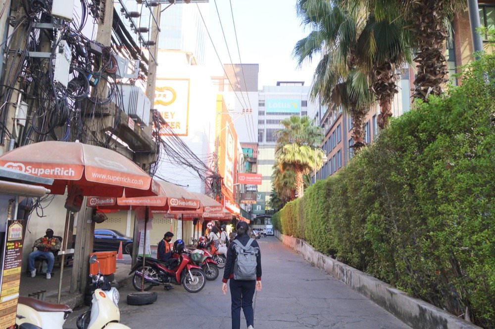 曼谷換泰銖 | BTS Chit lom奇隆站匯率最佳綠色SuperRich換錢所，還有橘色SuperRich、藍色Grand SuperRich都在這！