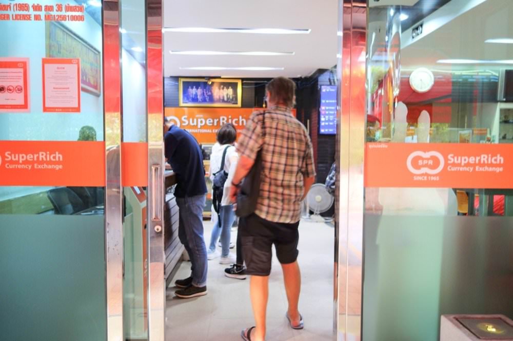 07曼谷換泰銖 BTS Chit lom奇隆站匯率最好綠色SuperRich換錢所｜橘色SuperRich、藍色Grand SuperRich都在這！
