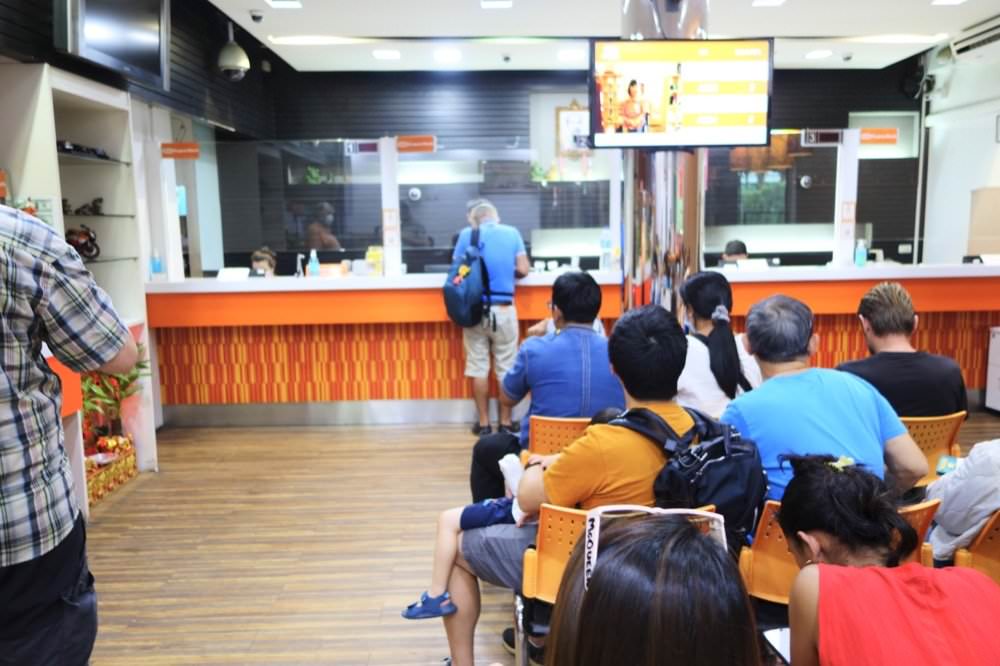 曼谷換泰銖 | BTS Chit lom奇隆站匯率最佳綠色SuperRich換錢所，還有橘色SuperRich、藍色Grand SuperRich都在這！