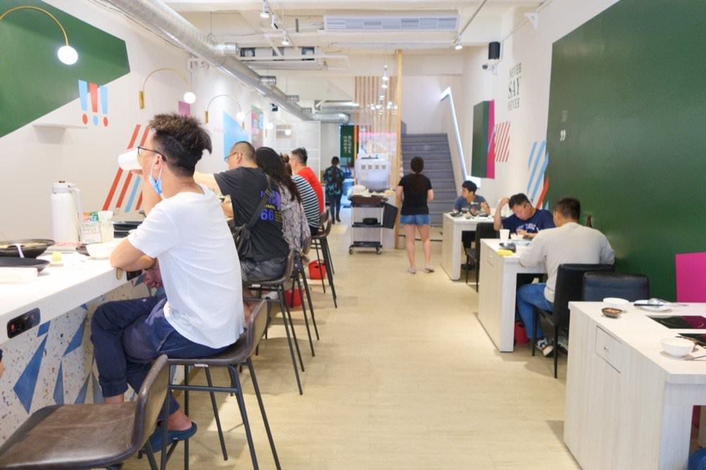 中壢火鍋推薦【最潮台味狂一鍋】新上市燒酒烏骨雞蛤蜊鍋超好吃！獨家桌邊爆炒噴火秀(中壢中山東店)