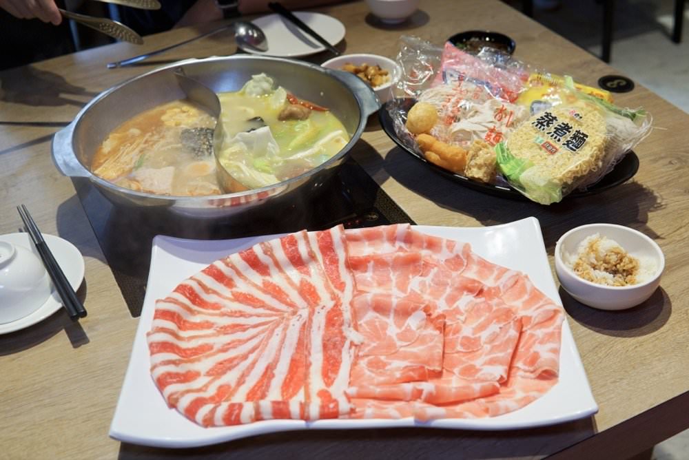 肉多多大變身！網路溫度計好感度星等聲量排名蟬聯兩年第一名肉多多火鍋-桃園春日店！大推爆炒石頭火鍋、海陸爆擊！桃園榜上有名夜宵火鍋