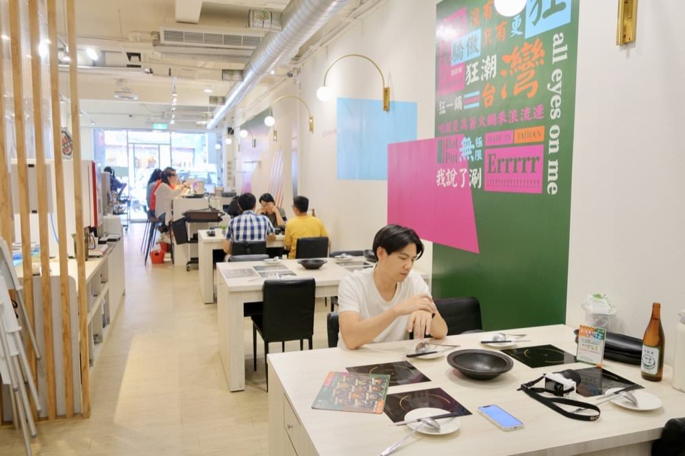 中壢火鍋推薦【最潮台味狂一鍋】新上市燒酒烏骨雞蛤蜊鍋超好吃！獨家桌邊爆炒噴火秀(中壢中山東店)