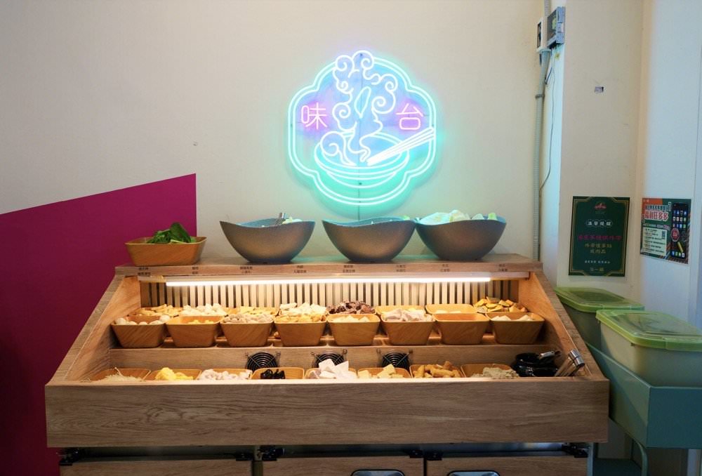 中壢火鍋推薦【最潮台味狂一鍋】新上市燒酒烏骨雞蛤蜊鍋超好吃！獨家桌邊爆炒噴火秀(中壢中山東店)