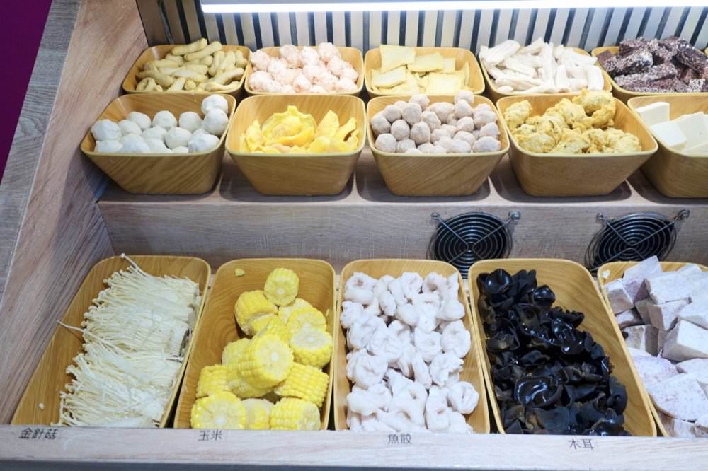 中壢火鍋推薦【最潮台味狂一鍋】新上市燒酒烏骨雞蛤蜊鍋超好吃！獨家桌邊爆炒噴火秀(中壢中山東店)