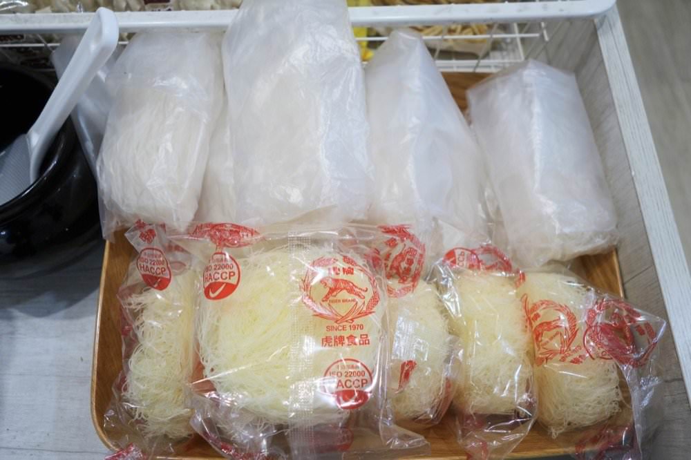 中壢火鍋推薦【最潮台味狂一鍋】新上市燒酒烏骨雞蛤蜊鍋超好吃！獨家桌邊爆炒噴火秀(中壢中山東店)