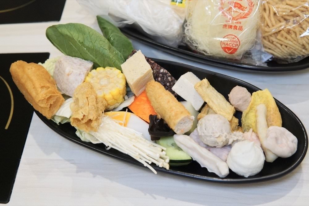 中壢火鍋推薦【最潮台味狂一鍋】新上市燒酒烏骨雞蛤蜊鍋超好吃！獨家桌邊爆炒噴火秀(中壢中山東店)