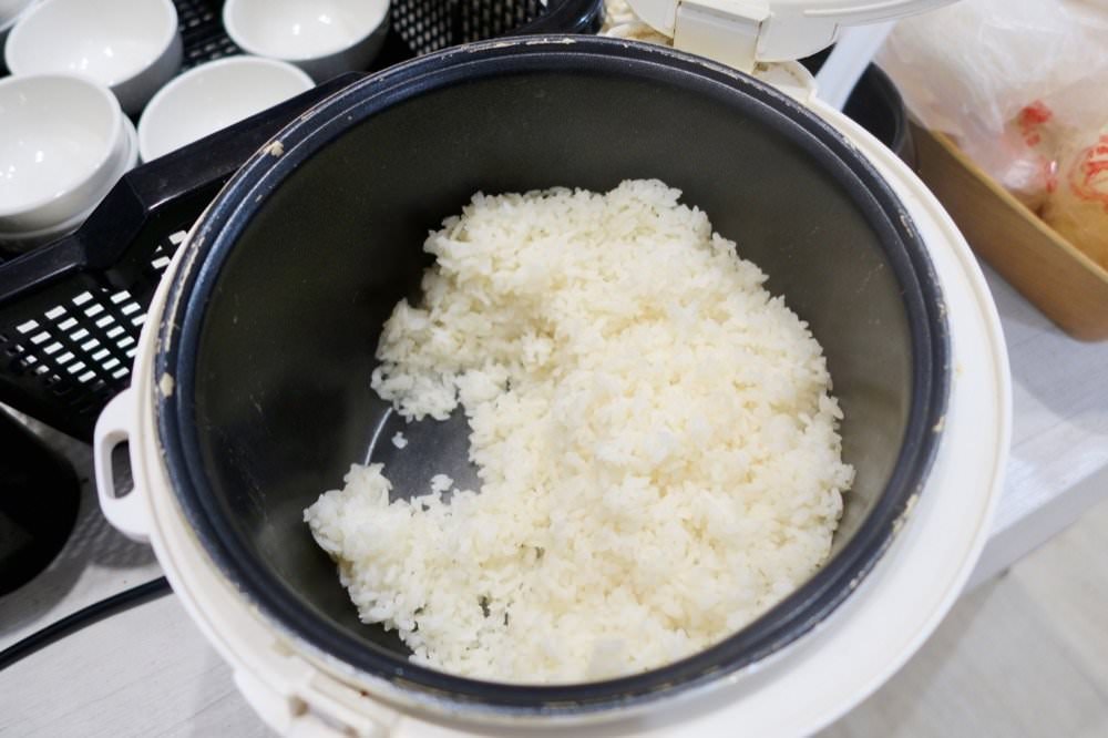 中壢火鍋推薦【最潮台味狂一鍋】新上市燒酒烏骨雞蛤蜊鍋超好吃！獨家桌邊爆炒噴火秀(中壢中山東店)