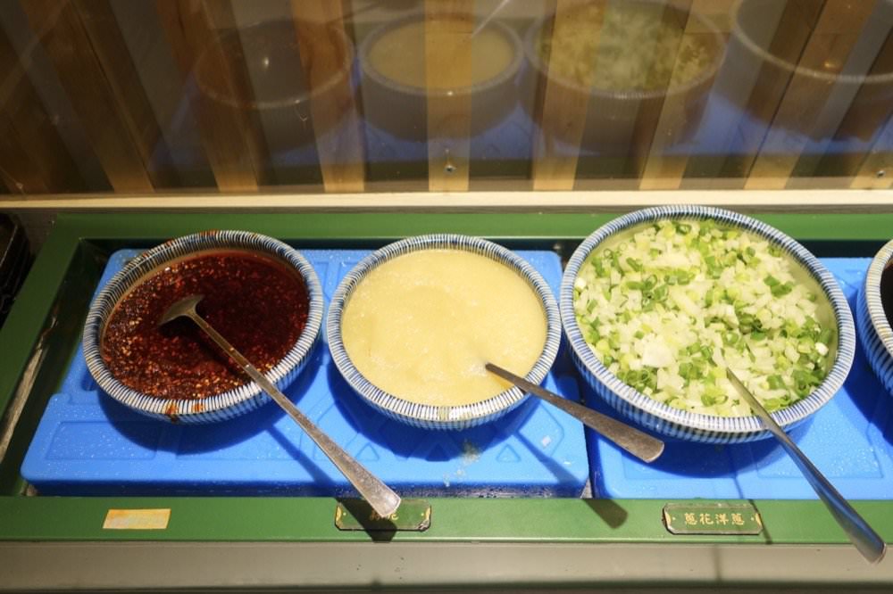 中壢火鍋推薦【最潮台味狂一鍋】新上市燒酒烏骨雞蛤蜊鍋超好吃！獨家桌邊爆炒噴火秀(中壢中山東店)