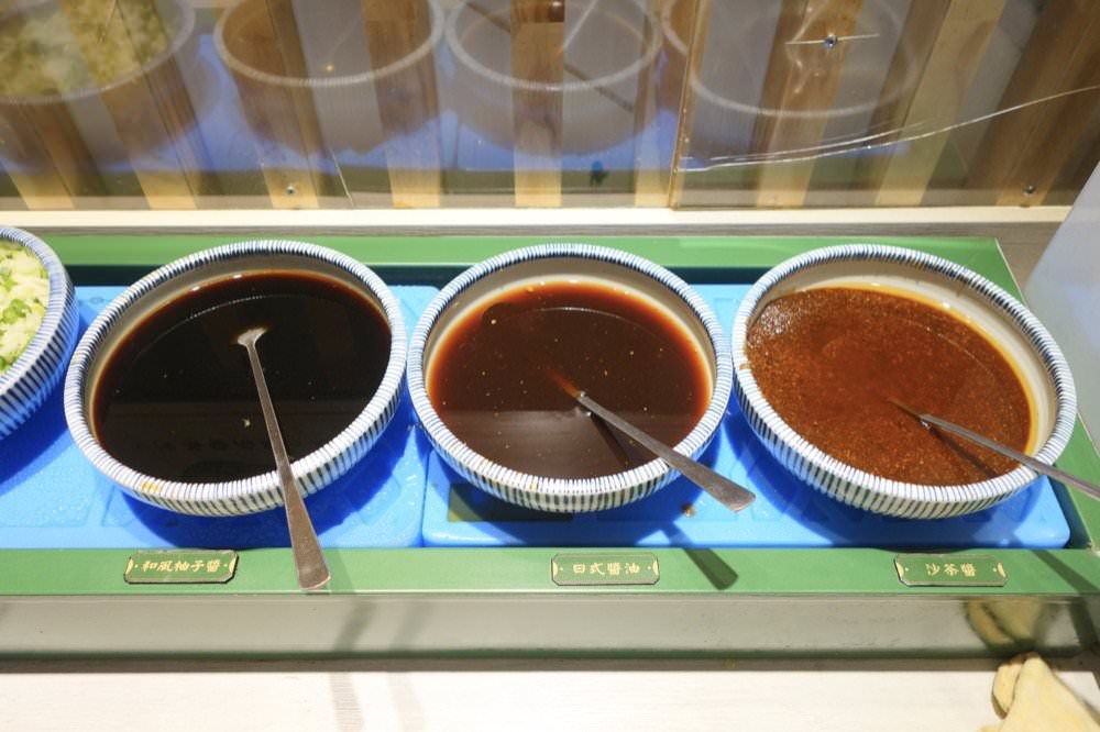 中壢火鍋推薦【最潮台味狂一鍋】新上市燒酒烏骨雞蛤蜊鍋超好吃！獨家桌邊爆炒噴火秀(中壢中山東店)