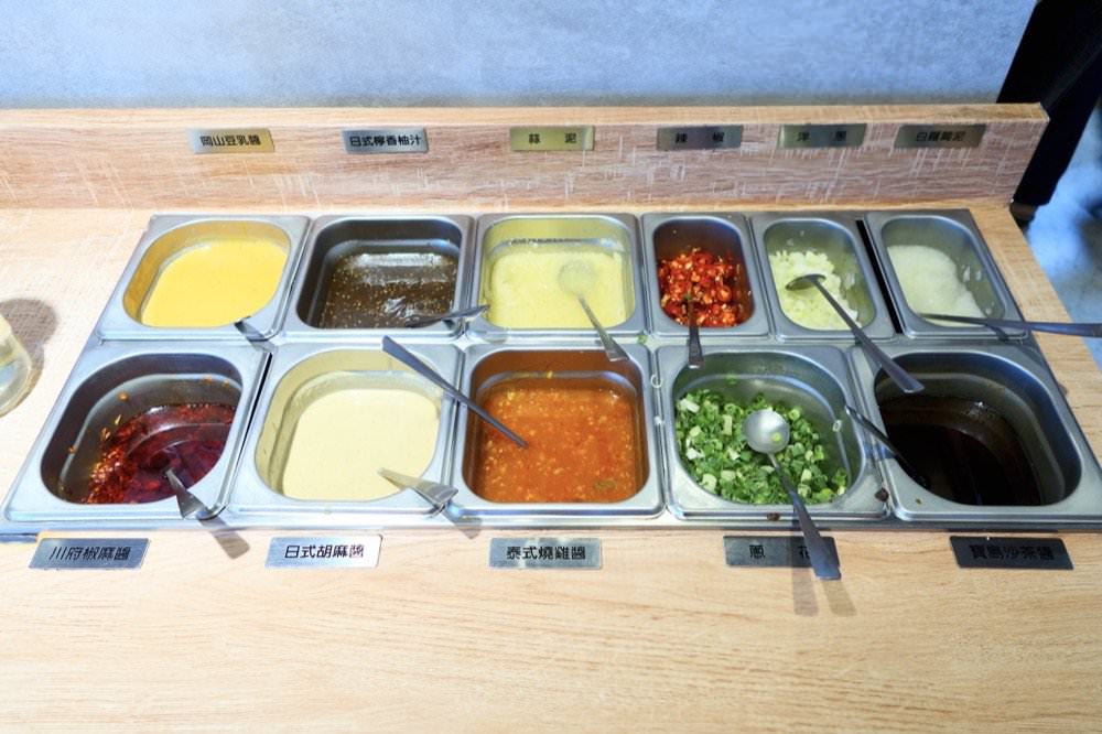 肉多多大變身！網路溫度計好感度星等聲量排名蟬聯兩年第一名肉多多火鍋-桃園春日店！大推爆炒石頭火鍋、海陸爆擊！桃園榜上有名夜宵火鍋