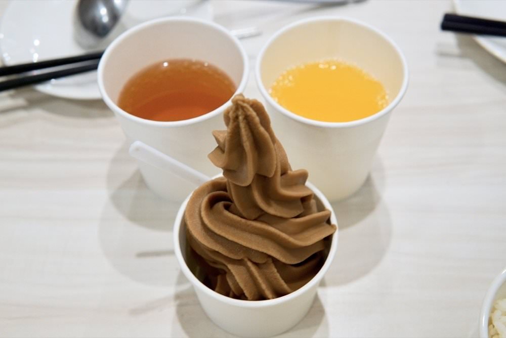 中壢火鍋推薦【最潮台味狂一鍋】新上市燒酒烏骨雞蛤蜊鍋超好吃！獨家桌邊爆炒噴火秀(中壢中山東店)