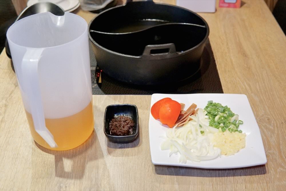 肉多多大變身！網路溫度計好感度星等聲量排名蟬聯兩年第一名肉多多火鍋-桃園春日店！大推爆炒石頭火鍋、海陸爆擊！桃園榜上有名夜宵火鍋