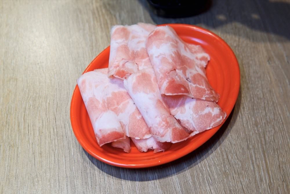 肉多多大變身！網路溫度計好感度星等聲量排名蟬聯兩年第一名肉多多火鍋-桃園春日店！大推爆炒石頭火鍋、海陸爆擊！桃園榜上有名夜宵火鍋