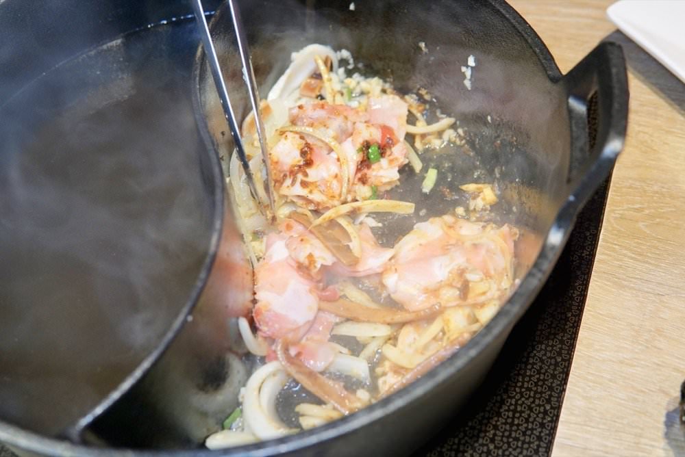 肉多多大變身！網路溫度計好感度星等聲量排名蟬聯兩年第一名肉多多火鍋-桃園春日店！大推爆炒石頭火鍋、海陸爆擊！桃園榜上有名夜宵火鍋