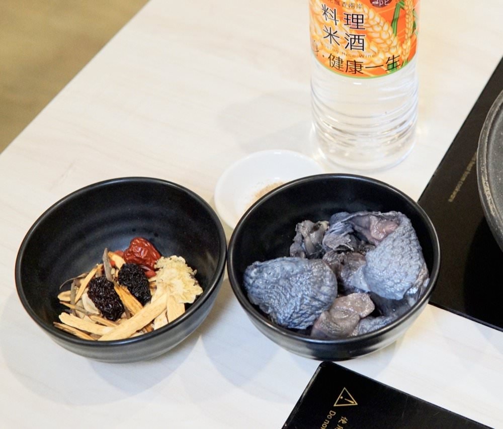 中壢火鍋推薦【最潮台味狂一鍋】新上市燒酒烏骨雞蛤蜊鍋超好吃！獨家桌邊爆炒噴火秀(中壢中山東店)