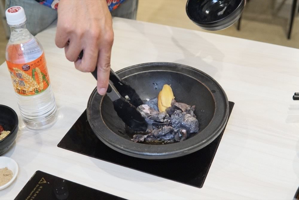 中壢火鍋推薦【最潮台味狂一鍋】新上市燒酒烏骨雞蛤蜊鍋超好吃！獨家桌邊爆炒噴火秀(中壢中山東店)