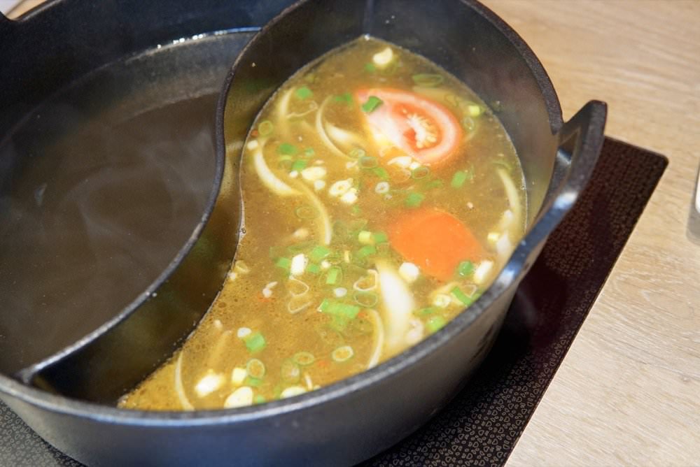 肉多多大變身！網路溫度計好感度星等聲量排名蟬聯兩年第一名肉多多火鍋-桃園春日店！大推爆炒石頭火鍋、海陸爆擊！桃園榜上有名夜宵火鍋