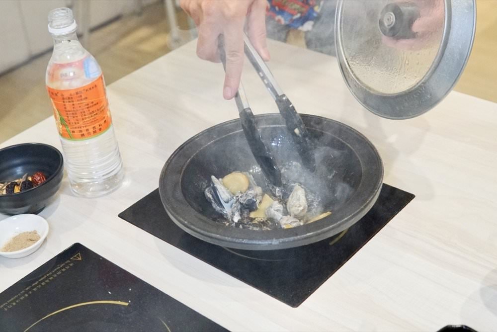 中壢火鍋推薦【最潮台味狂一鍋】新上市燒酒烏骨雞蛤蜊鍋超好吃！獨家桌邊爆炒噴火秀(中壢中山東店)