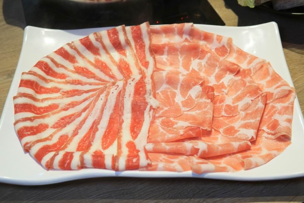 肉多多大變身！網路溫度計好感度星等聲量排名蟬聯兩年第一名肉多多火鍋-桃園春日店！大推爆炒石頭火鍋、海陸爆擊！桃園榜上有名夜宵火鍋