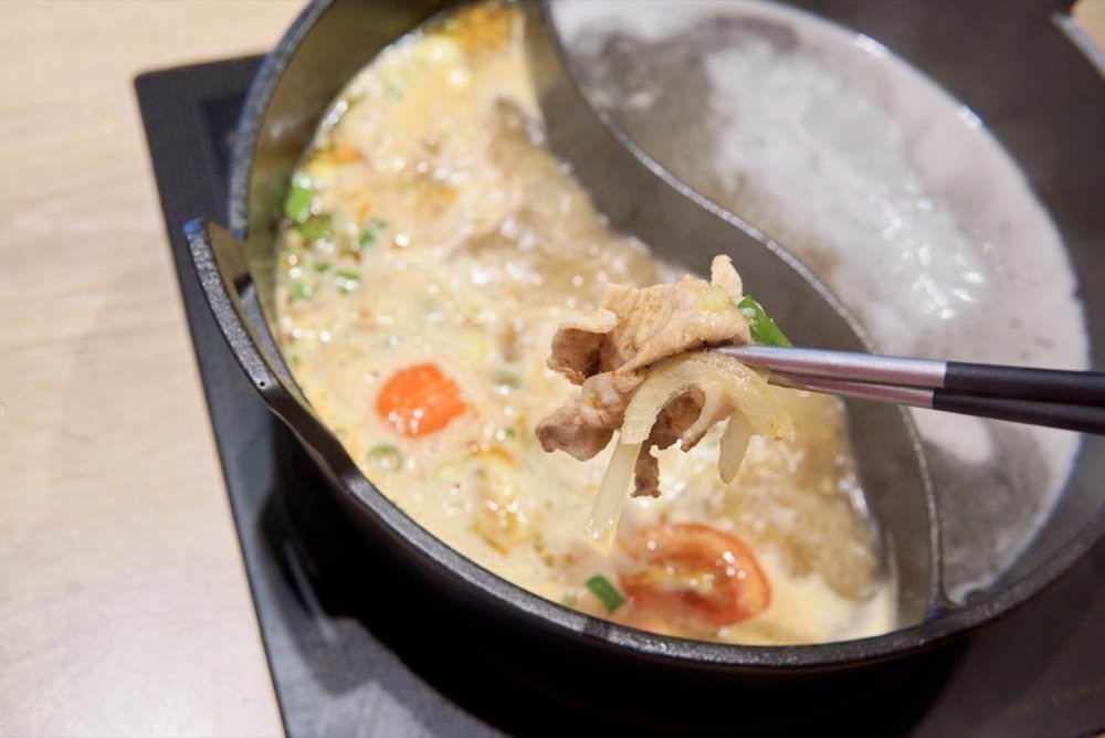 肉多多大變身！網路溫度計好感度星等聲量排名蟬聯兩年第一名肉多多火鍋-桃園春日店！大推爆炒石頭火鍋、海陸爆擊！桃園榜上有名夜宵火鍋