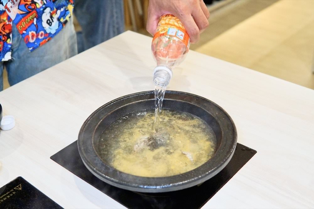 中壢火鍋推薦【最潮台味狂一鍋】新上市燒酒烏骨雞蛤蜊鍋超好吃！獨家桌邊爆炒噴火秀(中壢中山東店)