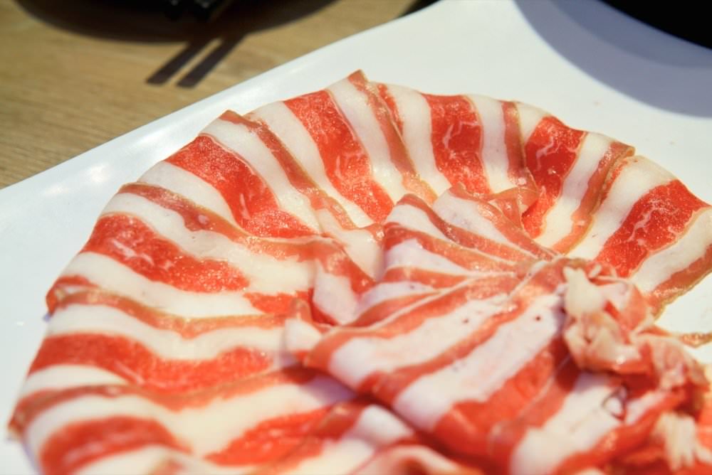 肉多多大變身！網路溫度計好感度星等聲量排名蟬聯兩年第一名肉多多火鍋-桃園春日店！大推爆炒石頭火鍋、海陸爆擊！桃園榜上有名夜宵火鍋