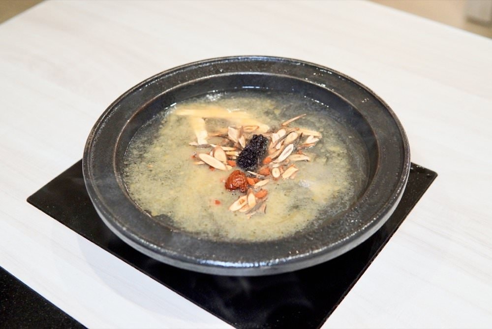 中壢火鍋推薦【最潮台味狂一鍋】新上市燒酒烏骨雞蛤蜊鍋超好吃！獨家桌邊爆炒噴火秀(中壢中山東店)