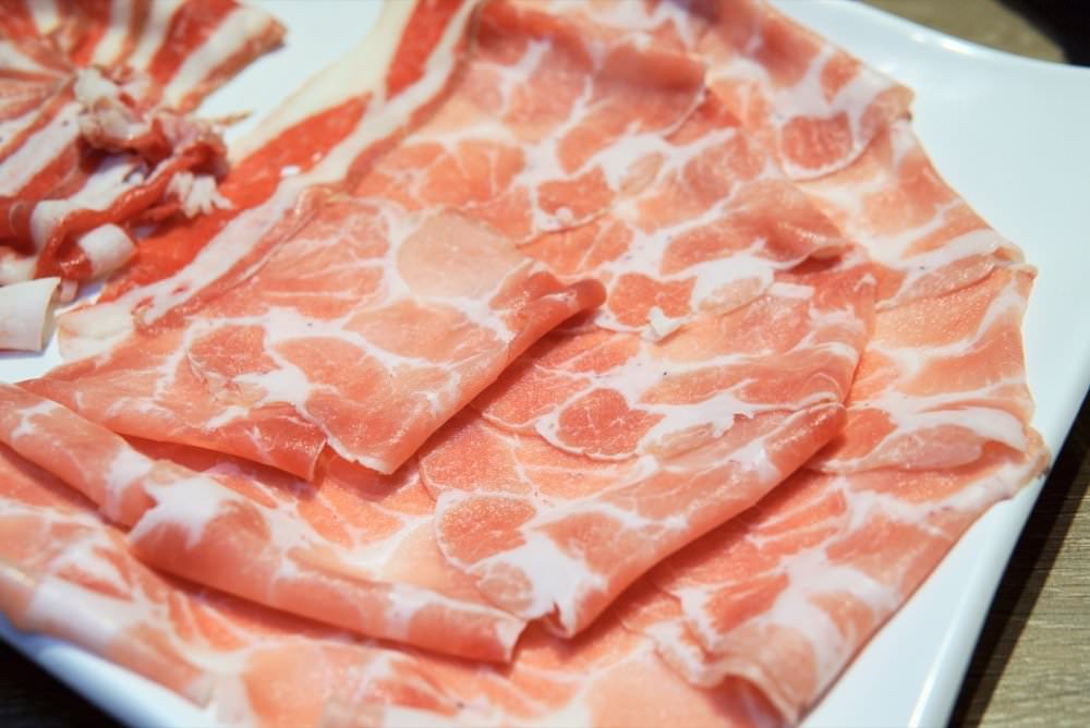 肉多多大變身！網路溫度計好感度星等聲量排名蟬聯兩年第一名肉多多火鍋-桃園春日店！大推爆炒石頭火鍋、海陸爆擊！桃園榜上有名夜宵火鍋