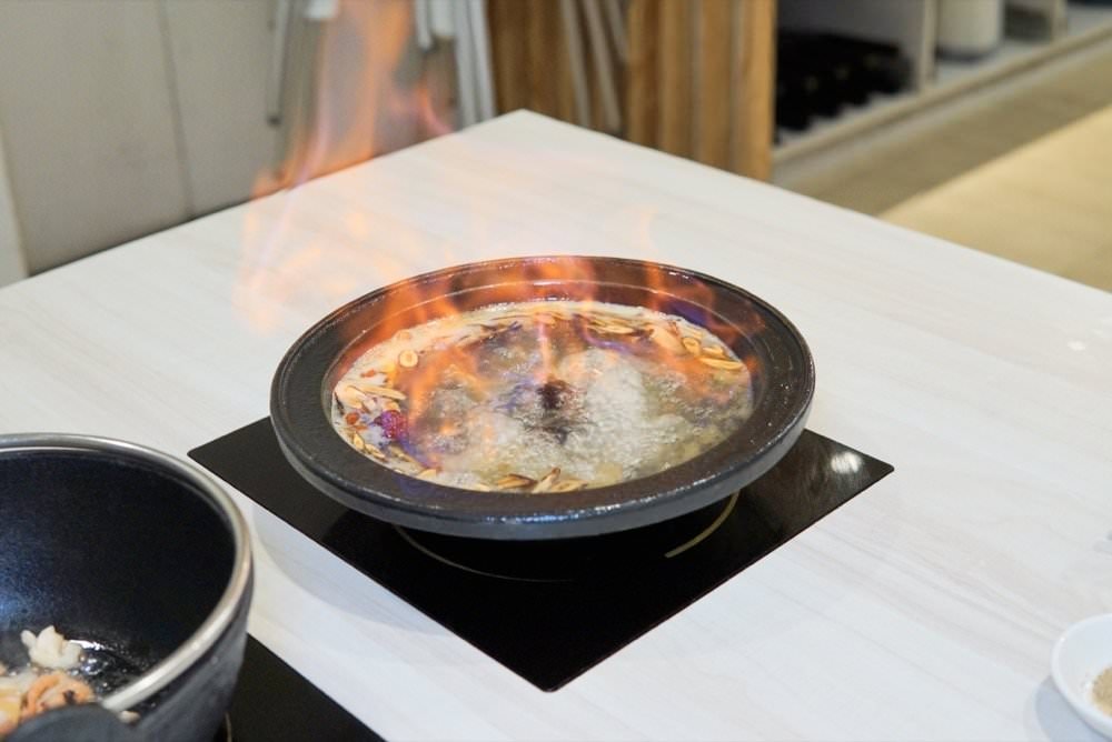 中壢火鍋推薦【最潮台味狂一鍋】新上市燒酒烏骨雞蛤蜊鍋超好吃！獨家桌邊爆炒噴火秀(中壢中山東店)