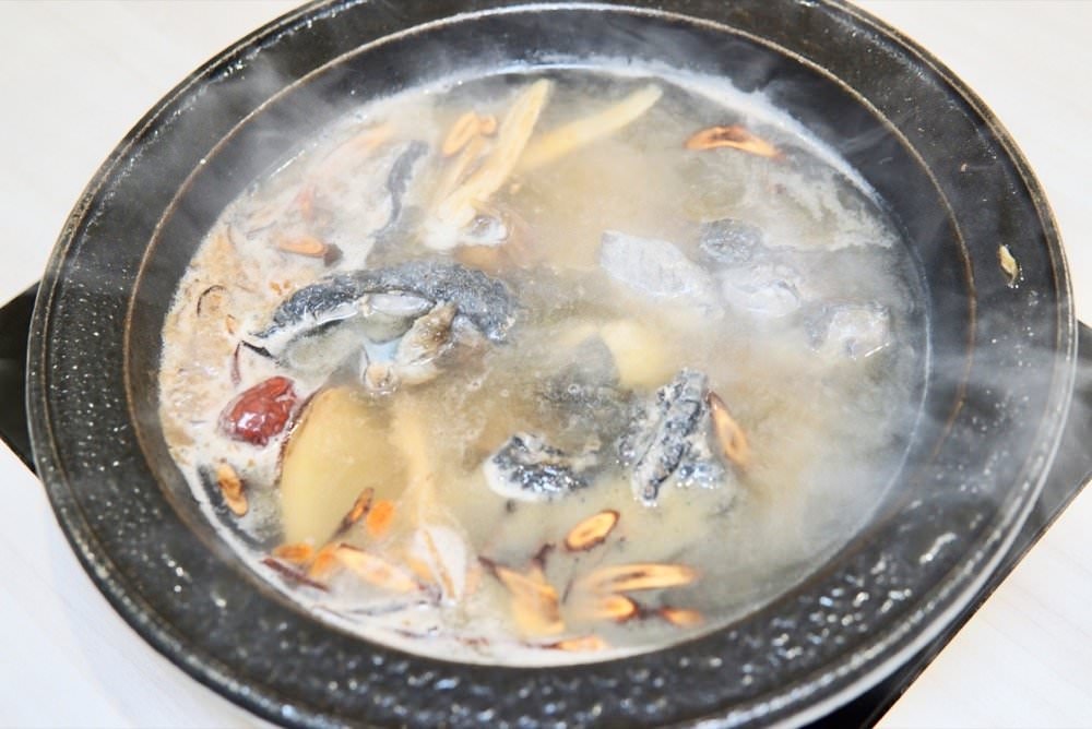 中壢火鍋推薦【最潮台味狂一鍋】新上市燒酒烏骨雞蛤蜊鍋超好吃！獨家桌邊爆炒噴火秀(中壢中山東店)